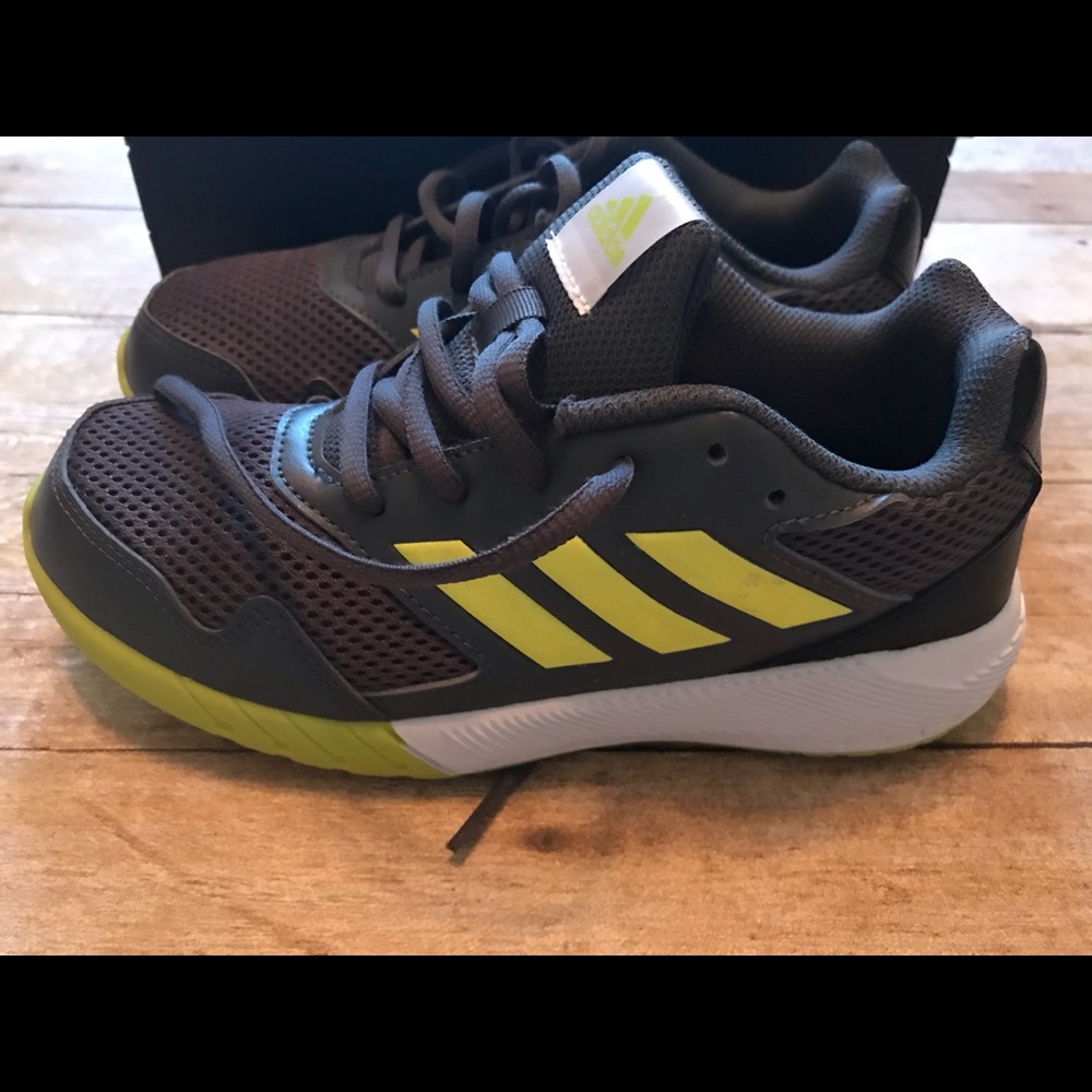 Boys Adidas AltaRun K Running Shoes SZ 3